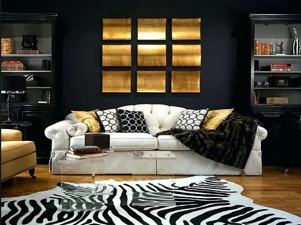 Sala de estar com decoração em preto, dourado e branco