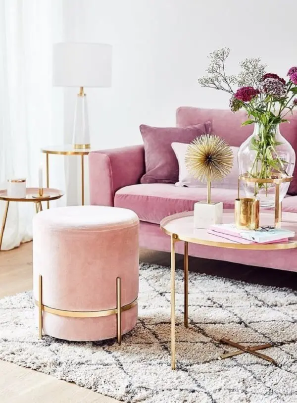 Sala de estar com decoração em rosa e dourado