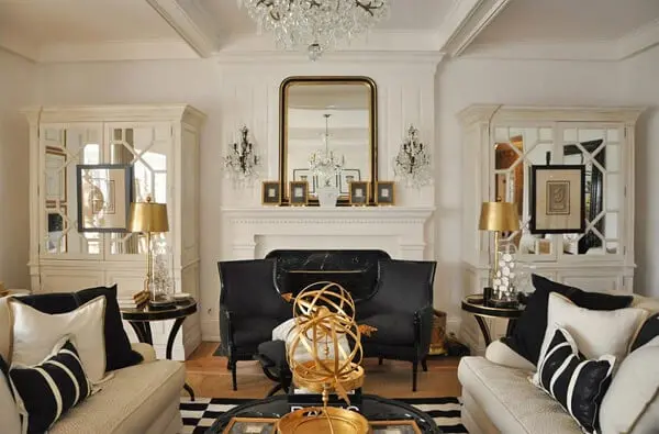 Sala de estar com estilo contemporâneo e elementos decorativos na cor dourado