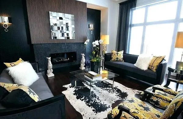 Sala de estar sofisticada com decoração mesclando as cores preto e dourado