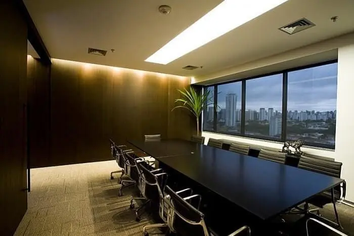 Sala de reunião formada com com cadeira para escritório na cor preta