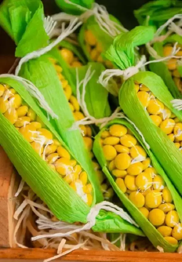 Serve candy in the shape of ears of corn to follow the theme of the party farm