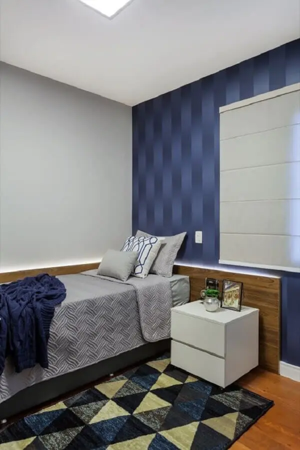 Tapete azul geométrico para decoração de quarto de solteiro Foto Rúbia M. Vieira Interiores