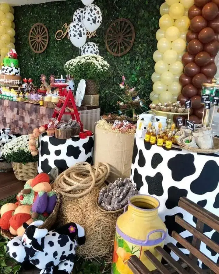 animal print e painel de folhagens para decoração festa infantil fazendinha Foto Chicboom Decoração Festas