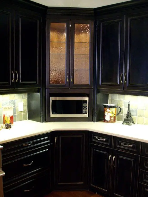 armário de canto - cozinha clássica com armários marrons