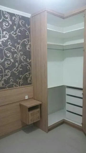 armário de canto - guarda-roupa de canto marrom com prateleiras brancas