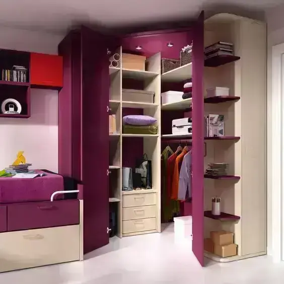 armário de canto - quarto com armário roxo de canto