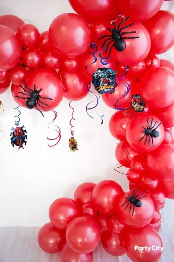 arranjo de bexigas vermelhas e aranhas de brinquedo para decoração de festa do homem aranha Foto PartyCity