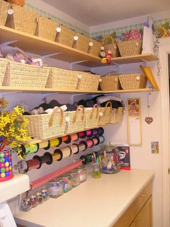 atelier de costura - ateliê com cestos de palha 