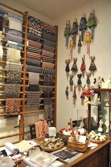 atelier de costura - ateliê de costura com arara de tecidos 