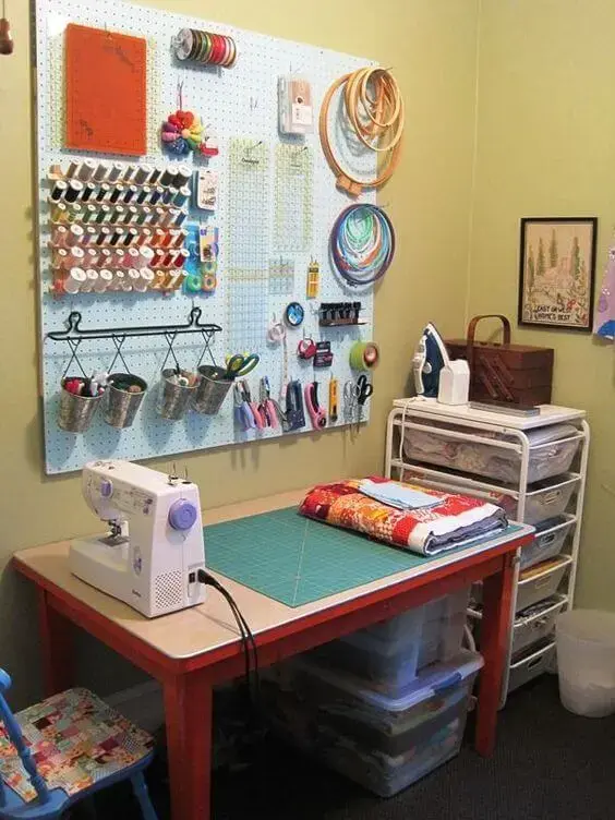 atelier de costura - ateliê simples com painel 