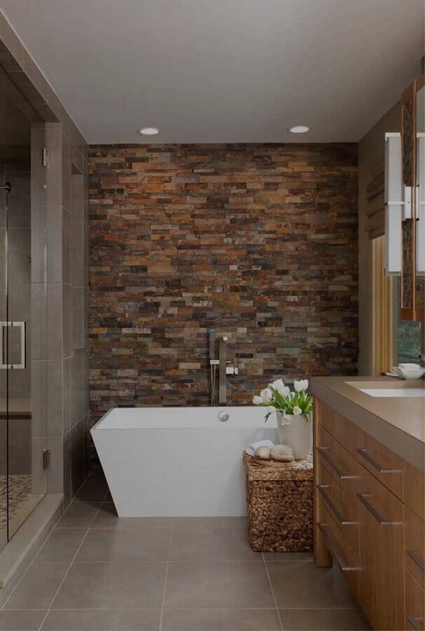 banheiro com banheira decorado com pedra ferro Foto JERA Arquitetura e Engenharia