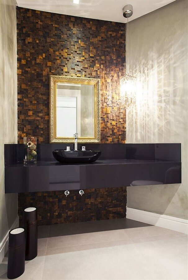 banheiro moderno decorado com bancada preta e revestimento pedra ferro Foto Homify