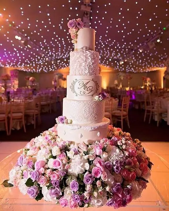 Foto de Bolo de Aniversário de Festa de 15 Anos Branco com Detalhes Lilás e  Velas Douradas - Baile de Debutante do Stock