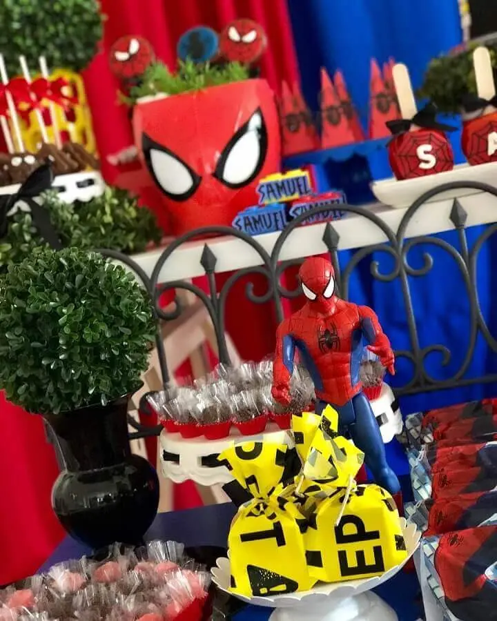 bonequinho para decoração de festa do homem aranha Foto Partyland
