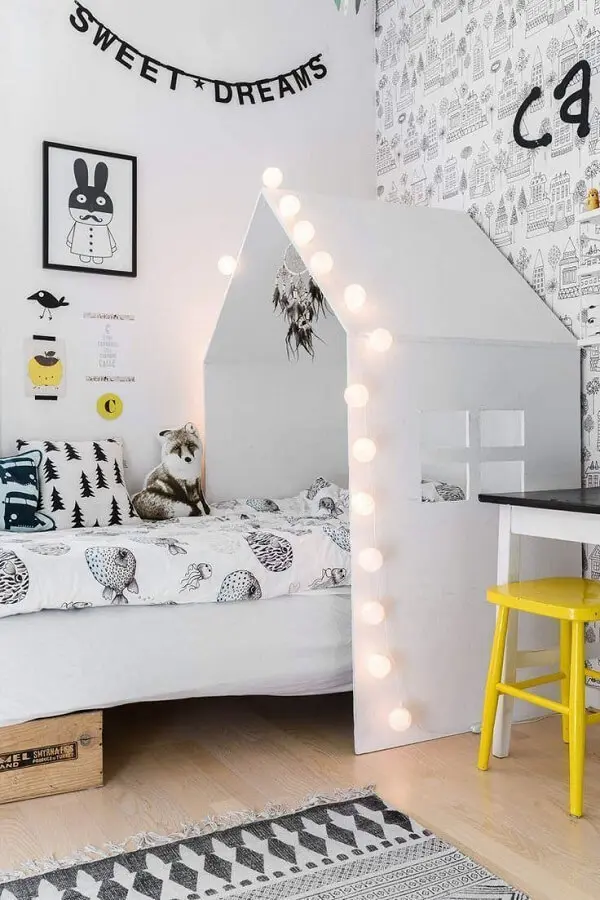 cama casinha com cordão de luz para decoração de quarto infantil Foto Casa Ricca
