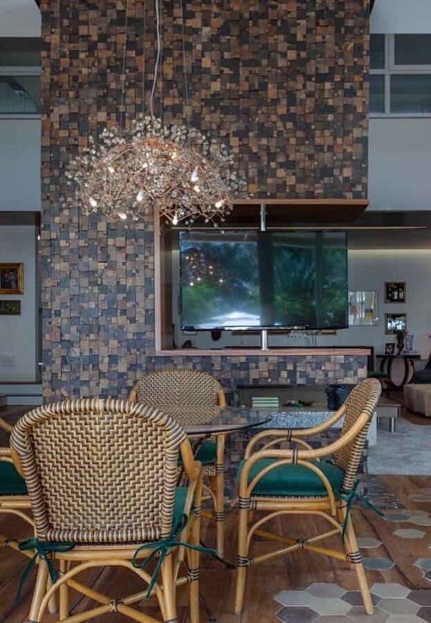 casa decorada com lustre moderno e pedra ferro mosaico Foto Mister Cryl Tintas