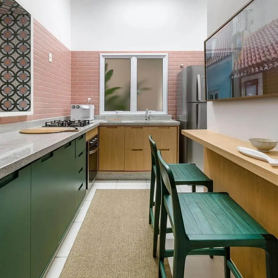 cor verde musgo para armário de canto para cozinha decorada com revestimento cor de rosa 