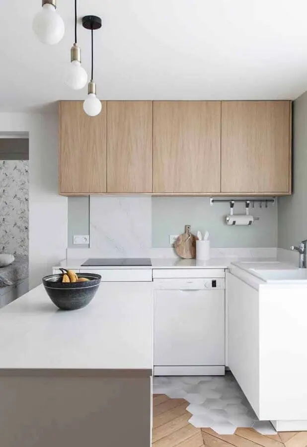 cozinha compacta branca com armário aéreo de madeira Foto Ideias Decor