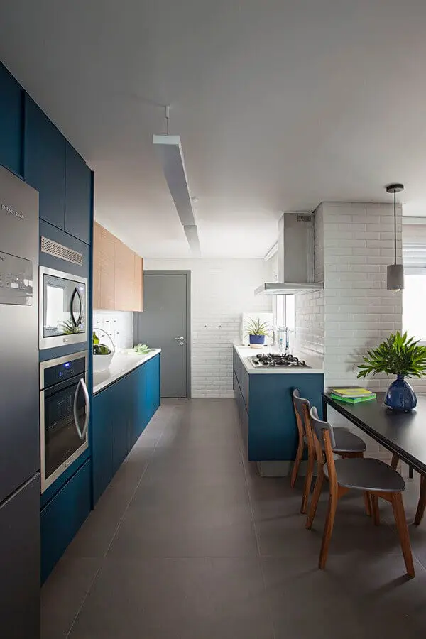 cozinha corredor planejada com azul petróleo Foto Casa100 Arquitetura