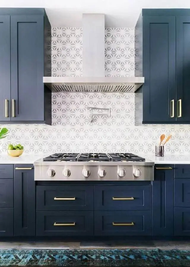 cozinha decorada com armários azul petróleo e puxadores dourados Foto Pinterest
