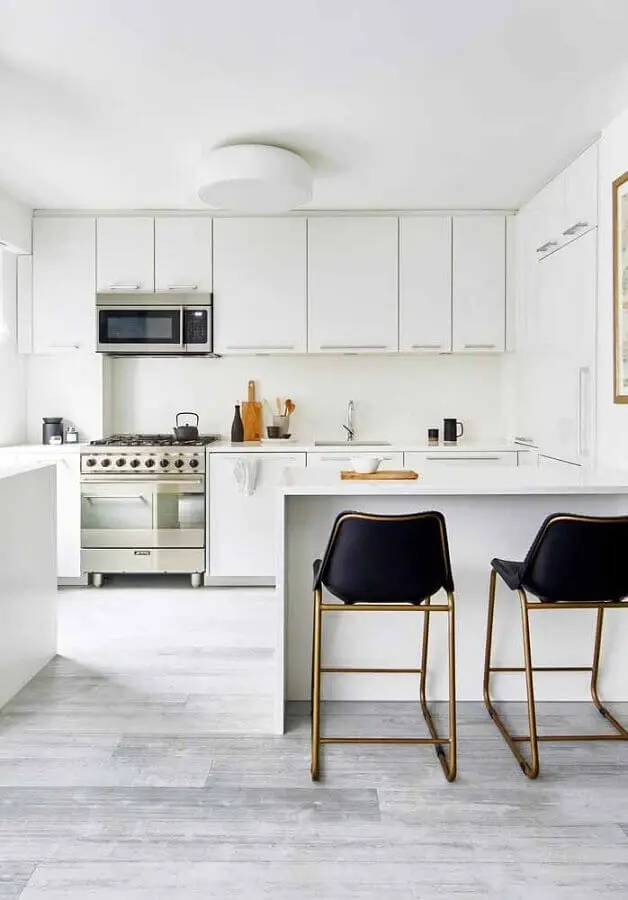 cozinha planejada branca decorada com banquetas pretas com estrutura metálica Foto Pinterest