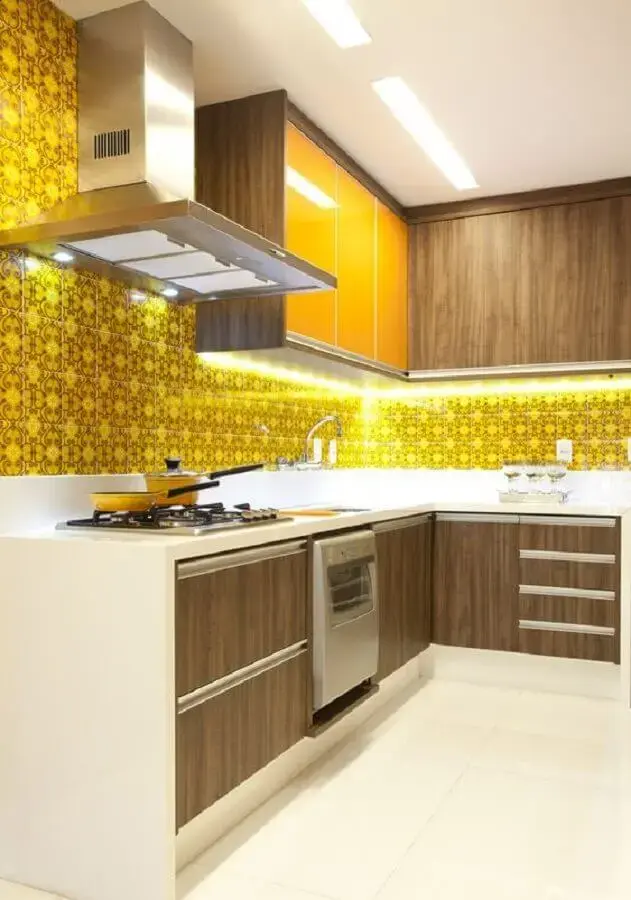 Cozinha planejada com armário de canto de madeira e decorada com azulejo de cozinha amarelo