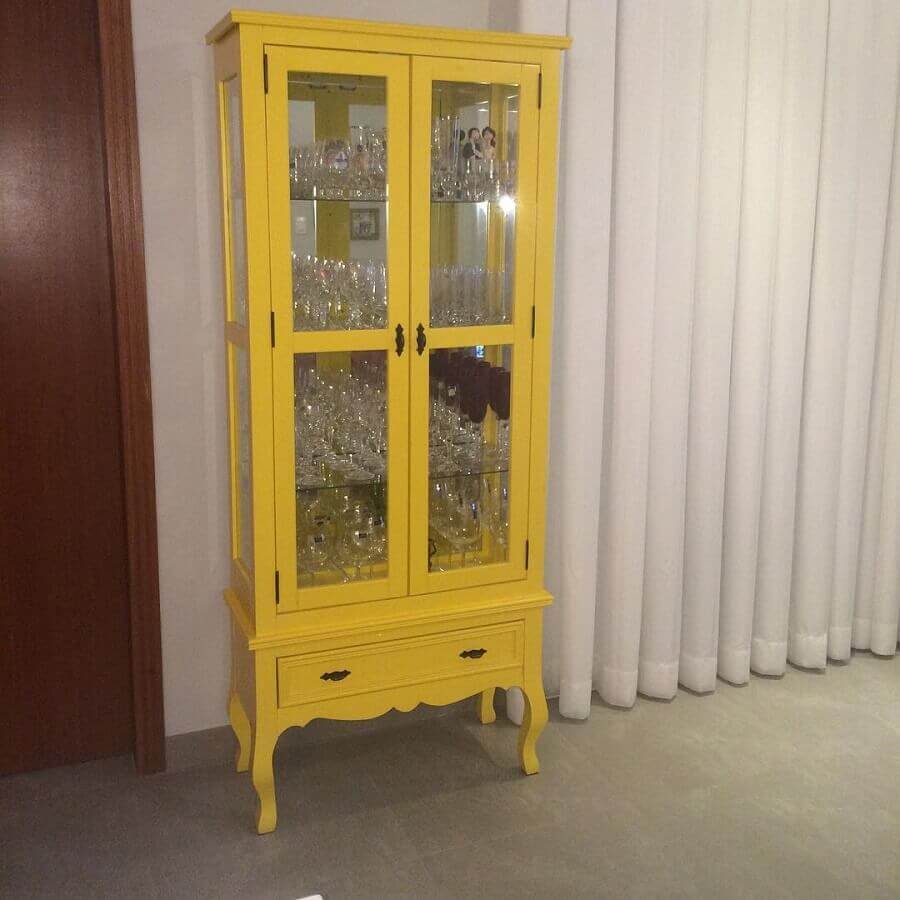 cristaleira amarela com design antigo Foto Doce Lar da Mari