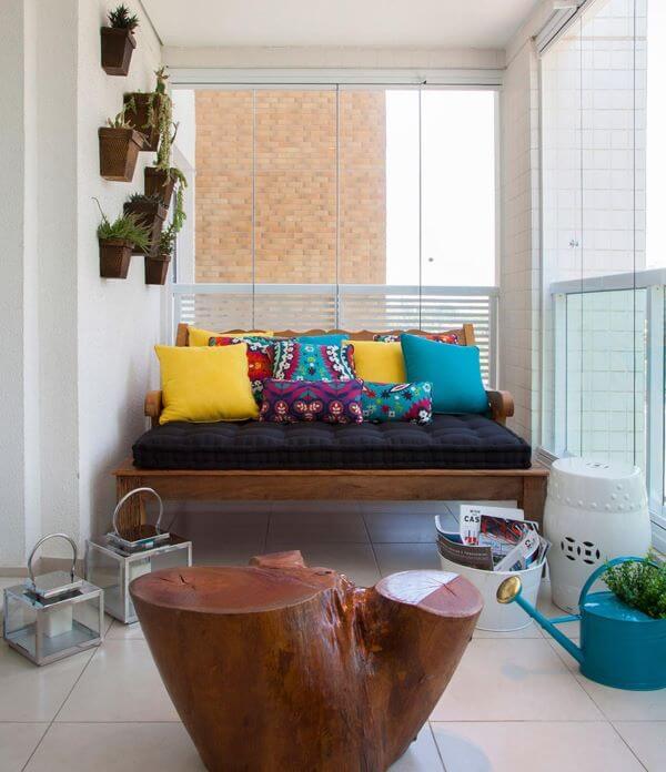  sofá de madeira com almofadas soltas coloridas