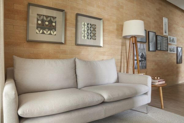 sala de estar com sofá na cor off white