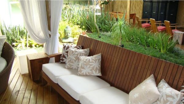 Decoração de varanda e jardim com almofadas para sofá de madeira