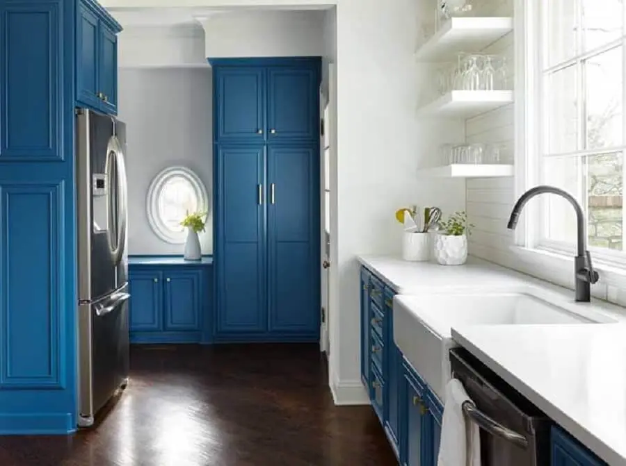 decoração azul petróleo e branco para cozinha Foto Decorpad