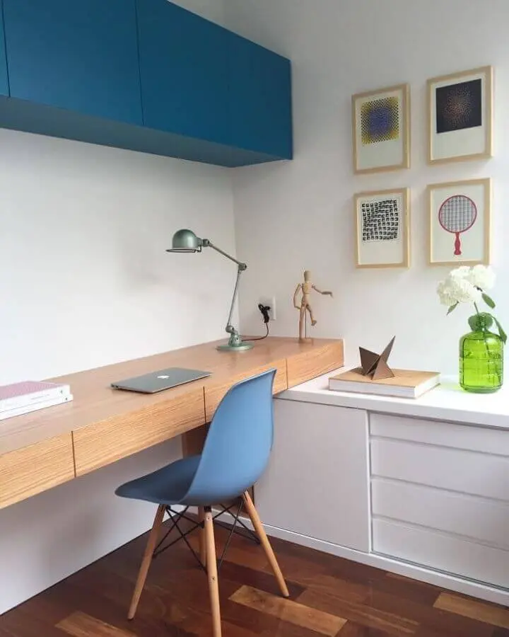 decoração azul petróleo para home office com bancada de madeira Foto Tripper Arquitetura