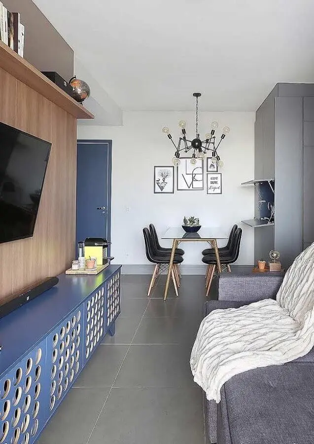 decoração azul petróleo para sala pequena com sofá cinza e painel de madeira Foto Pinterest