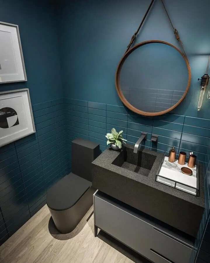 decoração banheiro moderno com espelho redondo e revestimento azul petróleo Foto Studio Gabriel Bordin