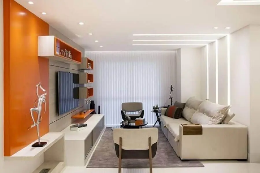 decoração clean com painel com rack para sala com detalhes em laranja Foto Sueli Zapparolli