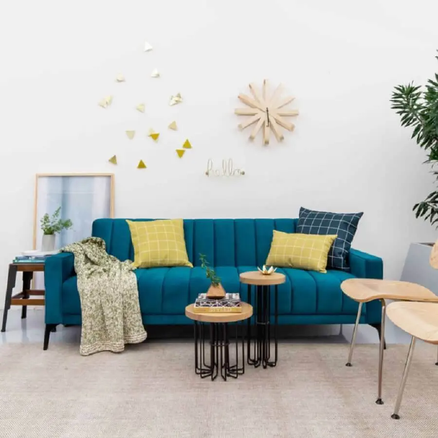 decoração clean com sofá azul e mesa de apoio de madeira Foto Compre na Muma