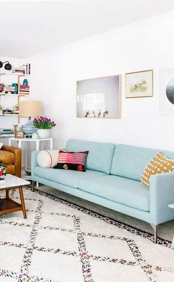 decoração clean para sala com sofá azul claro pastel Foto Article