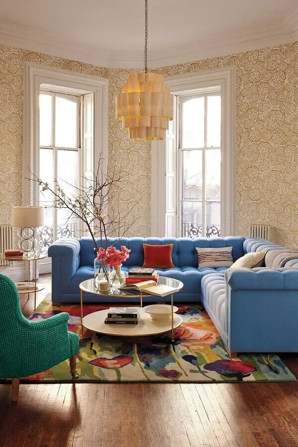 decoração clássica para sala com sofá de canto azul claro e poltrona verde água Foto Nieuwe Decoratie