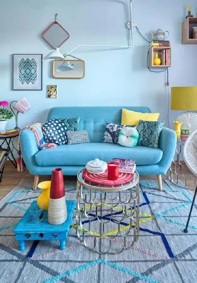 decoração colorida para sala com sofá azul claro Foto Pinterest