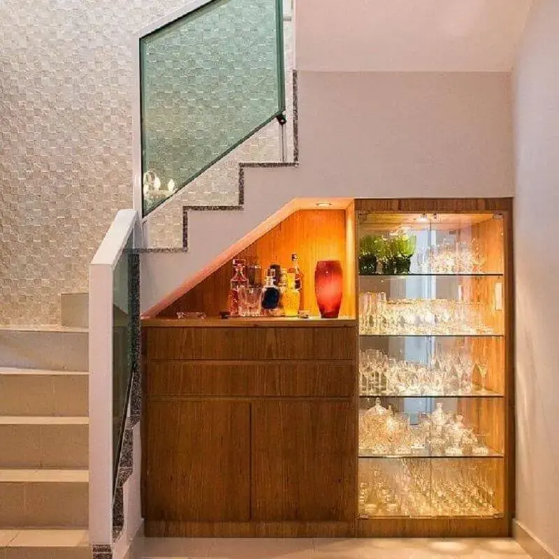 decoração com barzinho e cristaleira moderna embaixo da escada Foto Carla Lima Interiores
