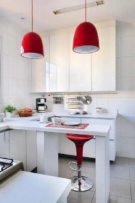 decoração com detalhes em vermelho para cozinha branca Foto Conexão Decor