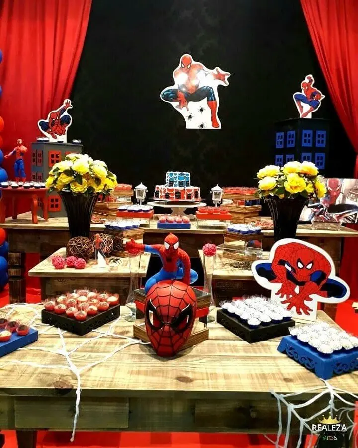 decoração com mesa de madeira para festa do homem aranha Foto Realeza Festas e Eventos