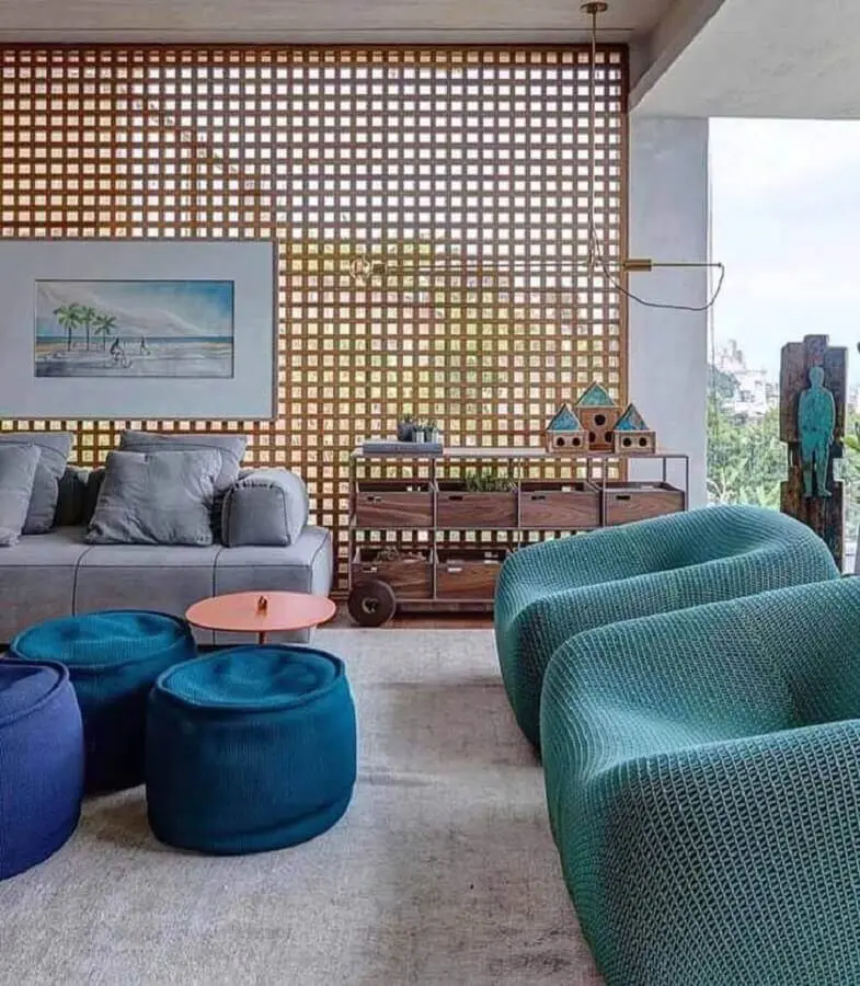 decoração com poltronas e sofás modernos para ambiente com puff azul petróleo Foto Lais Galvão