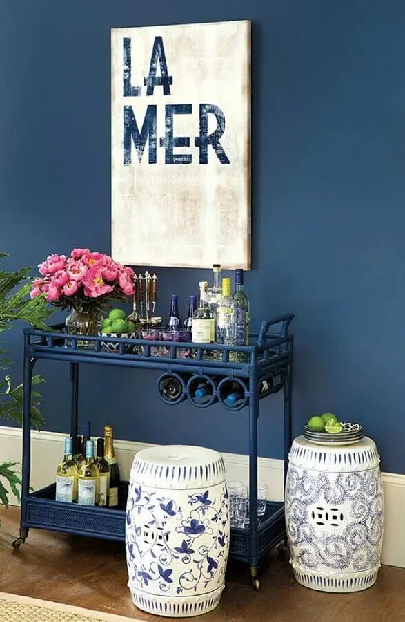decoração com tinta de parede azul petróleo Foto Ballard Designs