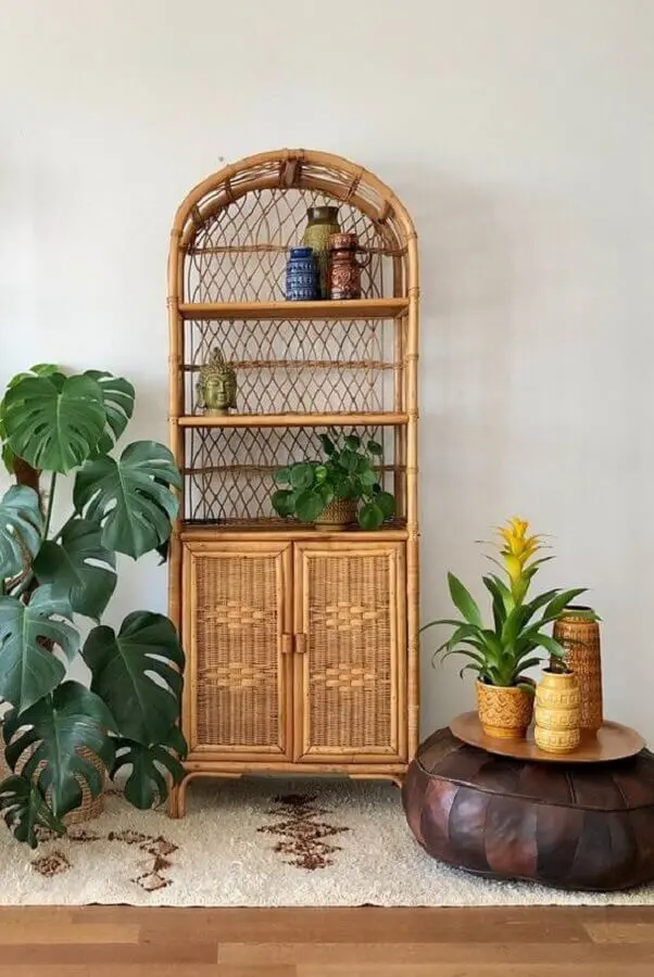 decoração com vasos de plantas e armário rattan Foto Pinterest