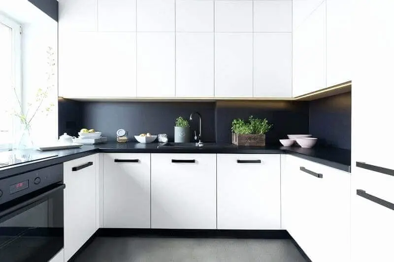 decoração cozinha branca e preta com armários planejados Foto Idea Brasil