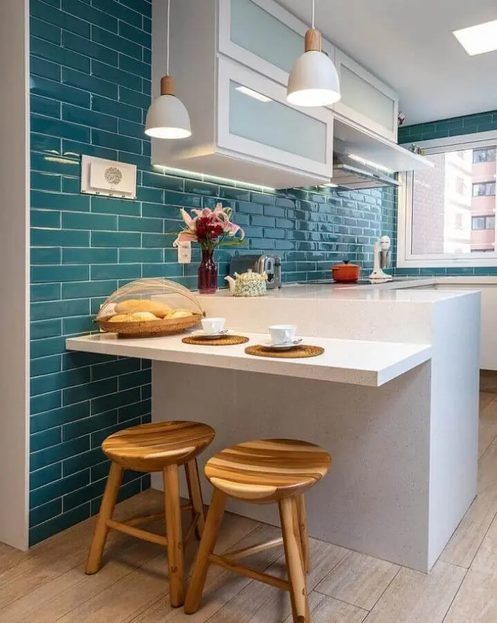 decoração cozinha pequena com revestimento azul petróleo e armários brancos Foto Marina Carvalho Arquitetura