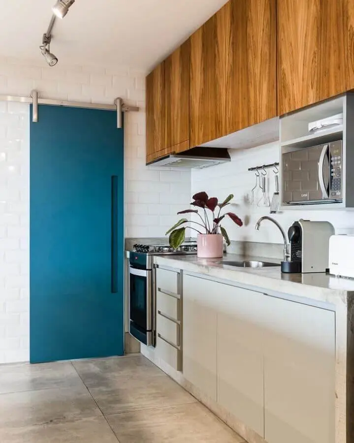 decoração de cozinha com porta azul petróleo Foto Manore Arquitetura e Urbanismo