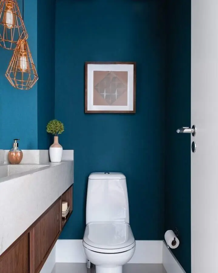 decoração de lavabo com tinta de parede azul petróleo Foto Zai Arquitetura